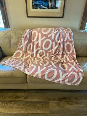 Valentine’s Day Plush Throw- XOXO Hugs & Kisses - 50” X 70” Huntington Home NWOT
